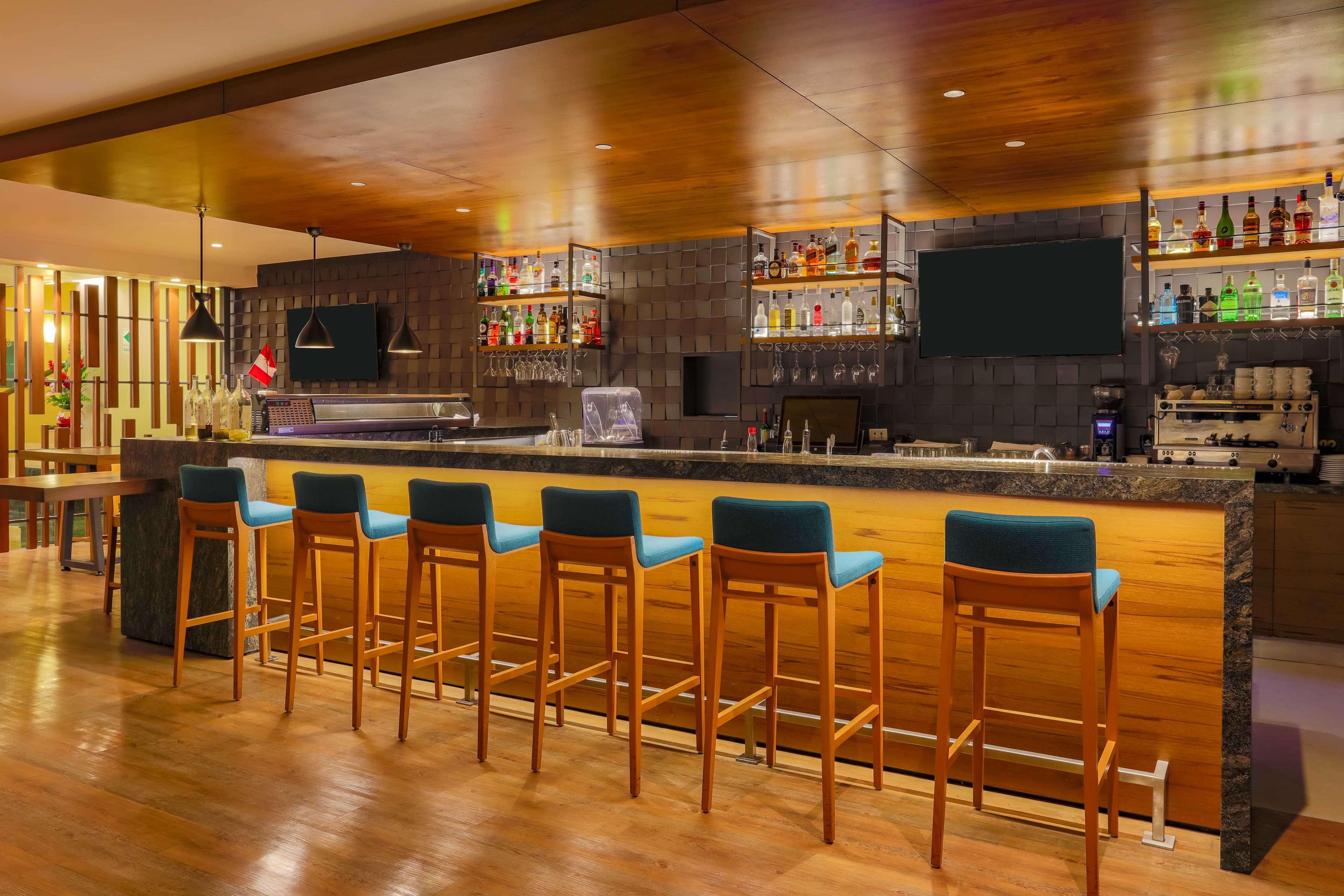 Sonesta Hotel El Olivar Lima Exteriér fotografie Bar at the hotel