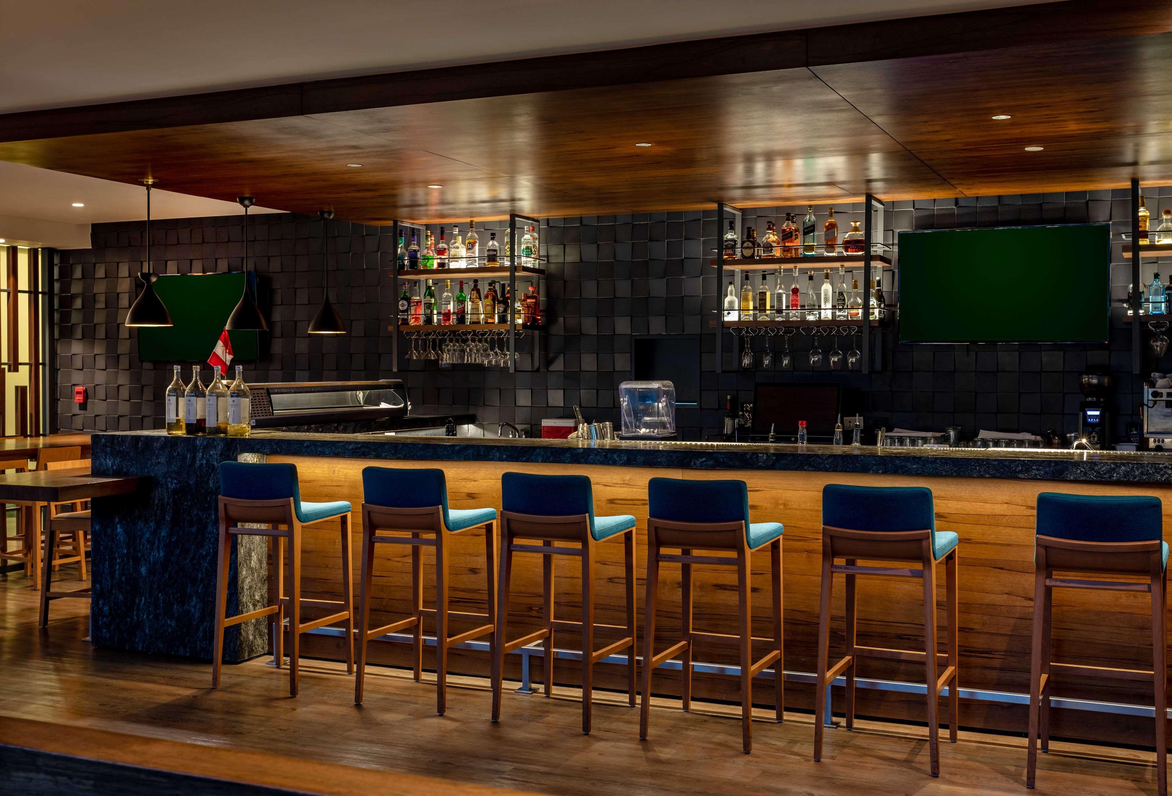 Sonesta Hotel El Olivar Lima Exteriér fotografie The bar at the Swiss First Lounge at Zurich Airport